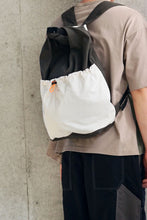 画像をギャラリービューアに読み込む, ロールトップバックパック_charcoal grey