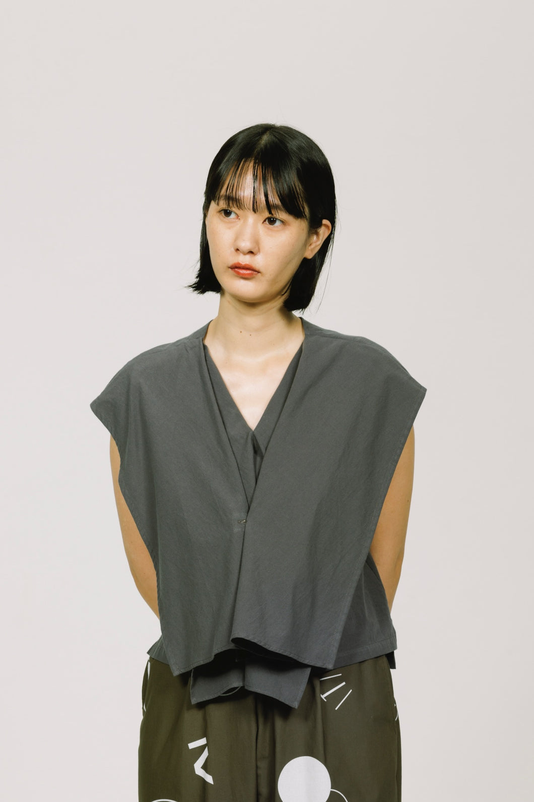 フォルデッドカラープルオーバー_charcoal grey