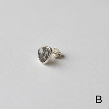 画像をギャラリービューアに読み込む, CHIZURU NAGAOKA _ DendriticAgate_earring_single
